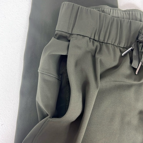 Lululemon On The Fly Pant Size 6 Dark Olive Athleisure Workout EUC - Picture 8 of 10